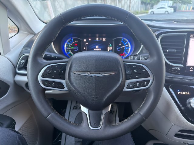 Used 2023 Chrysler Pacifica Touring-L FWD image 13