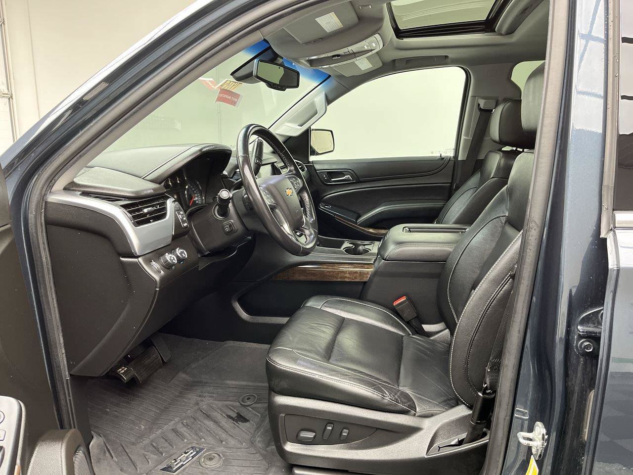 Used 2020 Chevrolet Tahoe LT w/ Luxury Package AWD/4WD image 3
