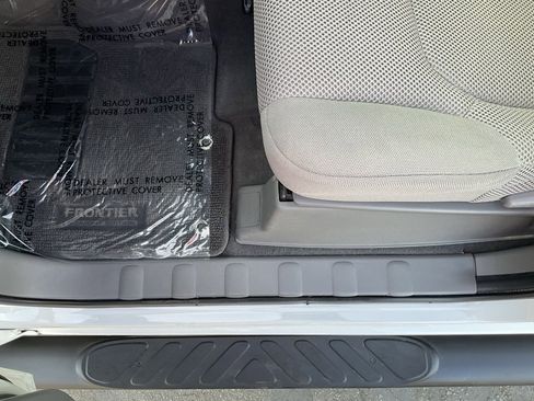 Used 2021 Nissan Frontier SV w/ Midnight Edition Floor Mats image 13