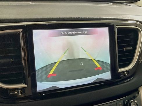 Used 2024 Chrysler Pacifica Touring-L FWD image 22