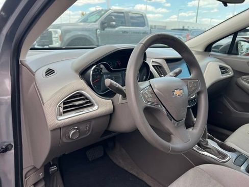 Used 2018 Chevrolet Cruze LT w/ Sun And Sound Package FWD image 9