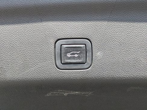 Used 2022 Chevrolet Suburban RST w/ Luxury Package image 14