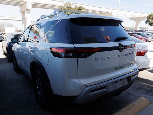 Used 2023 Nissan Pathfinder SL w/ Lighting Package (N92) image 8