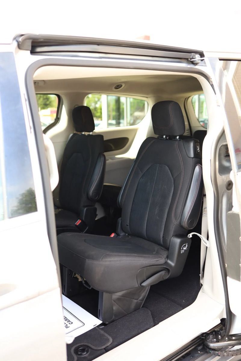 Used 2020 Chrysler Pacifica Touring w/ Advanced Safetytec Group FWD image 27