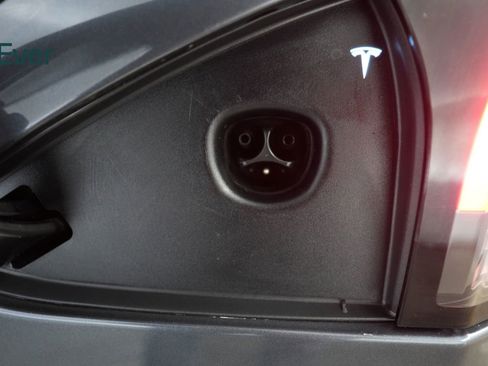 Used 2023 Tesla Model S image 10