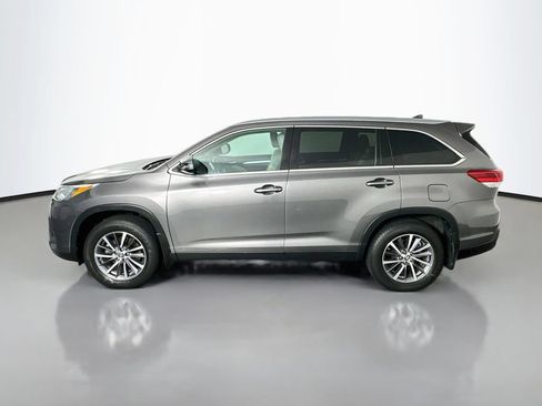 Used 2019 Toyota Highlander XLE AWD/4WD image 4