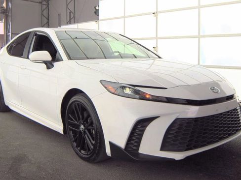 Used 2025 Toyota Camry SE image 2