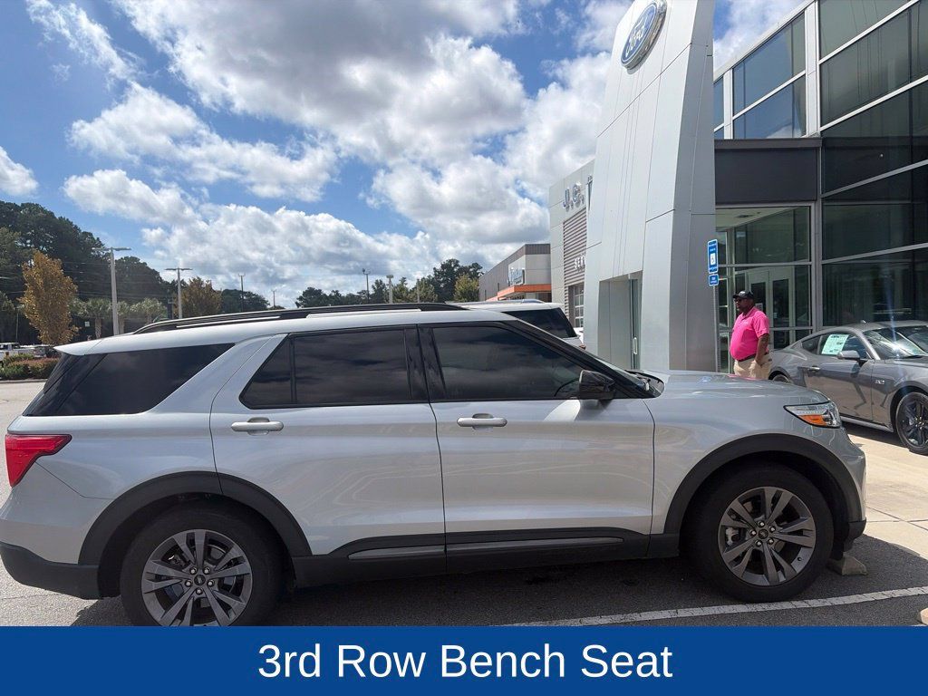 Used 2022 Ford Explorer XLT w/ Equipment Group 202A RWD image 2