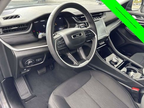 Used 2023 Jeep Grand Cherokee L Laredo image 8