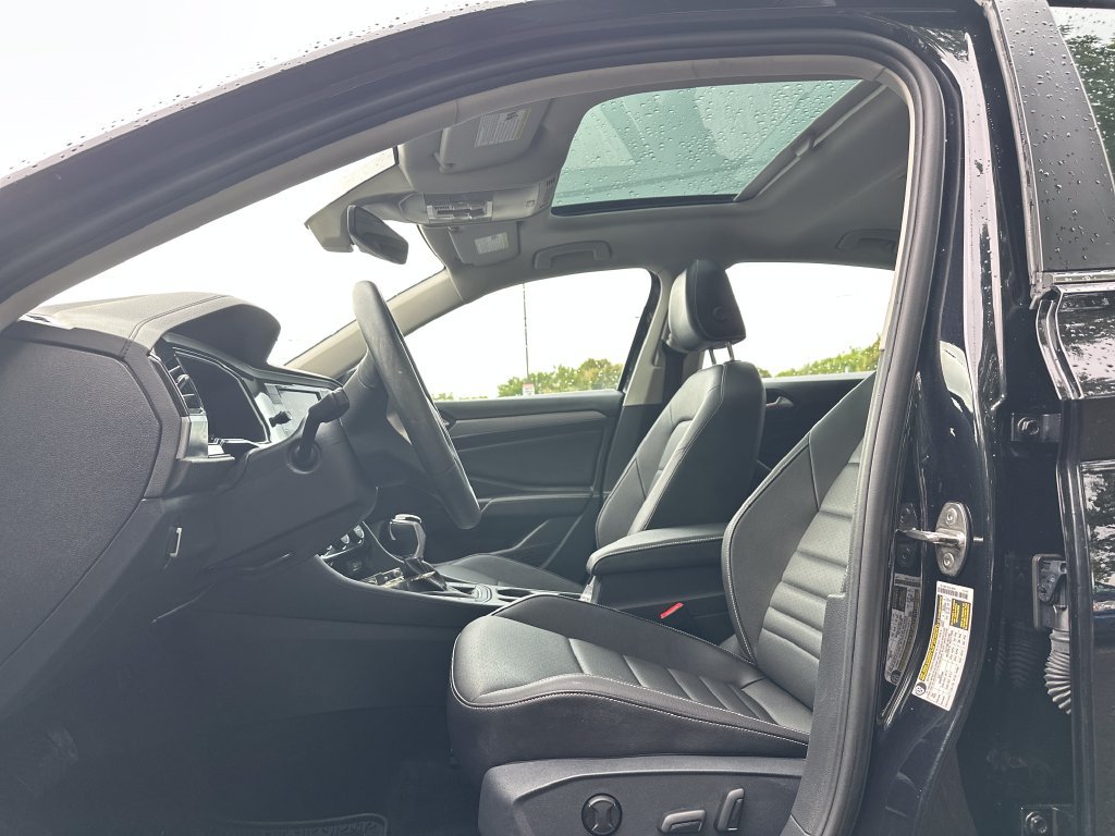 Certified 2024 Volkswagen Jetta SE w/ Panoramic Sunroof Package FWD image 9
