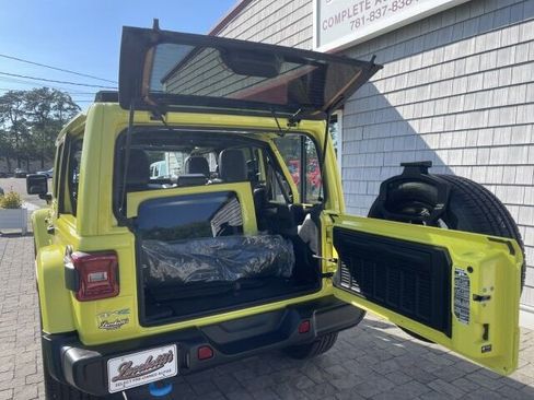 Used 2022 Jeep Wrangler Unlimited Sahara w/ Cold Weather Group image 20