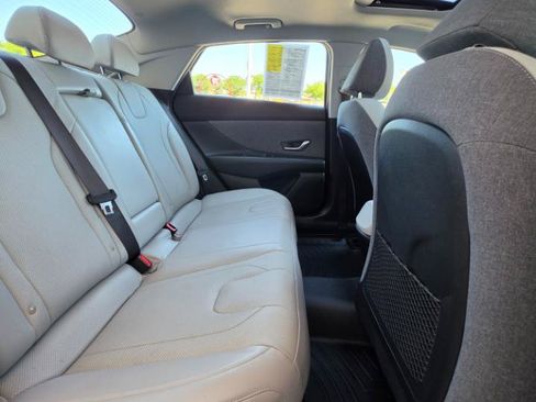 Used 2022 Hyundai Elantra Limited FWD image 12