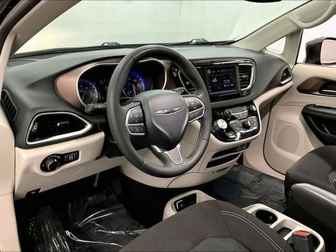 Used 2023 Chrysler Voyager LX FWD image 15