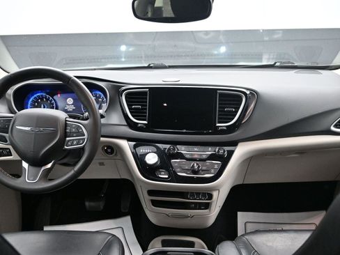 Used 2022 Chrysler Pacifica Touring-L image 12