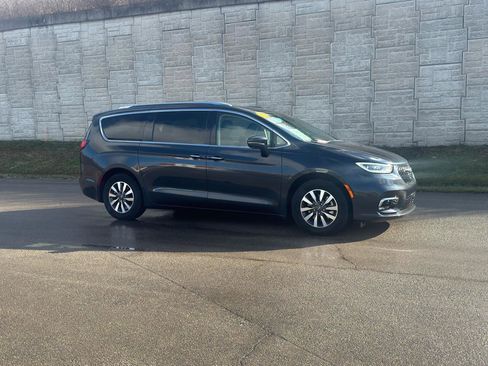 Used 2021 Chrysler Pacifica Touring-L FWD image 8