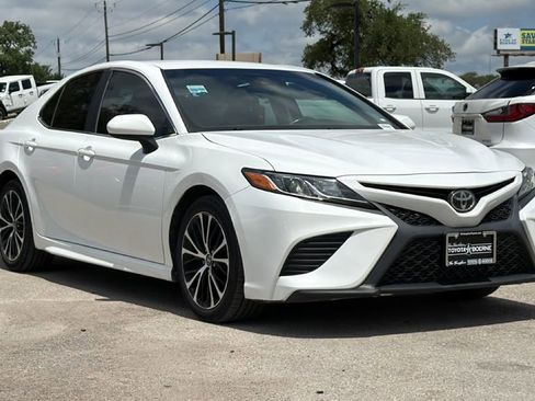 Certified 2018 Toyota Camry SE FWD image 3