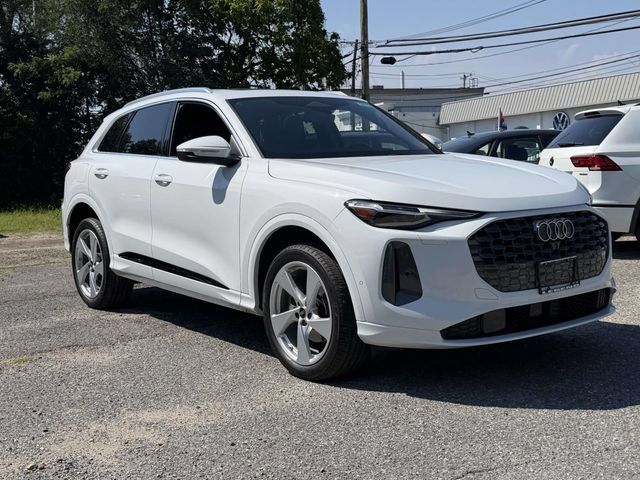 Used 2025 Audi Q5 Premium Plus w/ Premium Plus AWD/4WD image 2