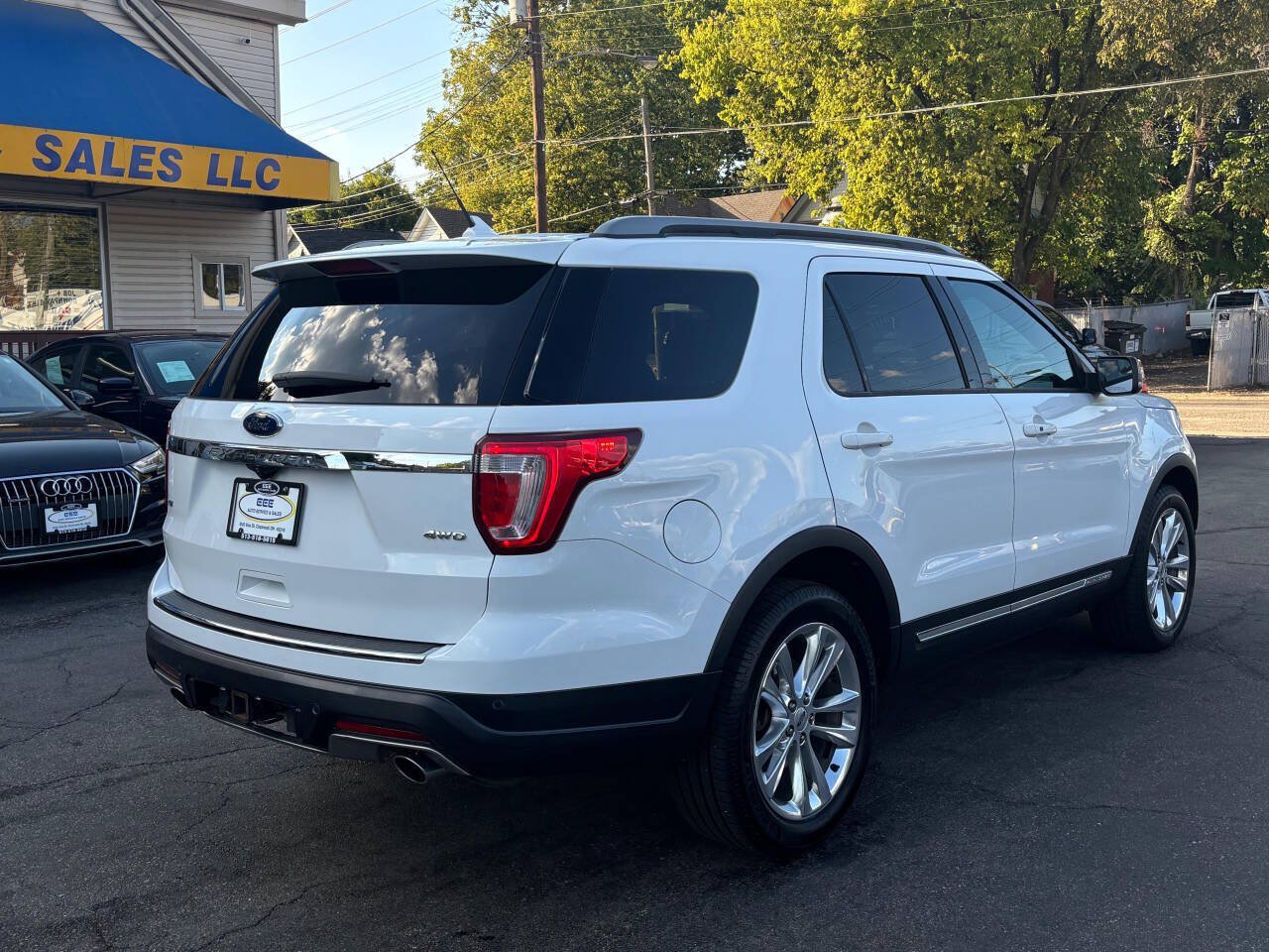 Used 2018 Ford Explorer XLT w/ Equipment Group 202A AWD/4WD image 8