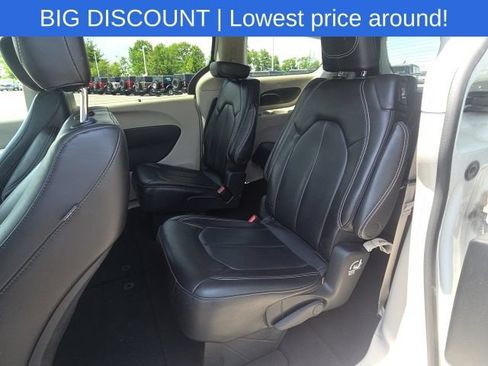 Used 2023 Chrysler Pacifica Touring-L FWD image 19