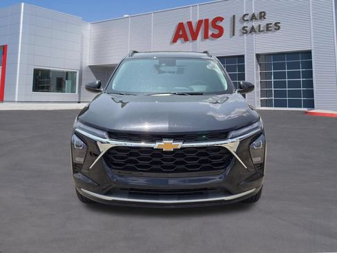 Used 2025 Chevrolet Trax LT w/ LT Convenience Package FWD image 2
