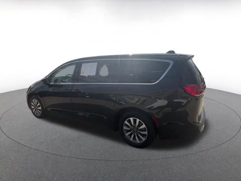 Used 2023 Chrysler Pacifica Touring-L image 10