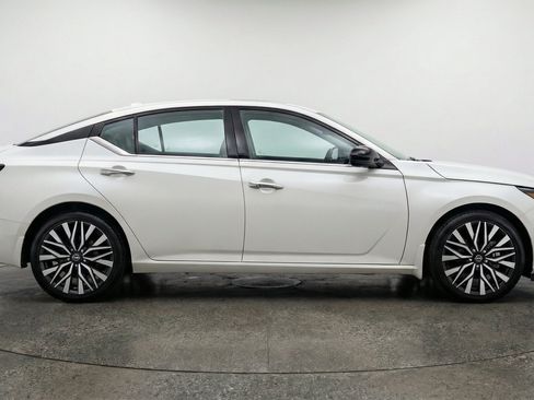 Used 2025 Nissan Altima 2.5 SV FWD image 11