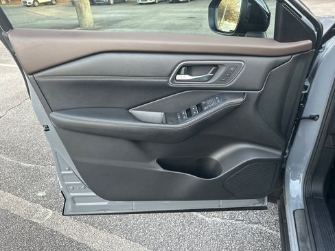 Certified 2022 Nissan Rogue Platinum w/ Head-Up Display Package image 10