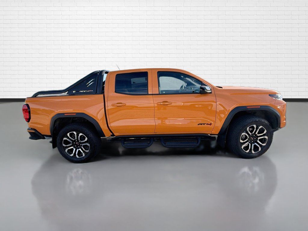 Used 2025 GMC Canyon AT4 w/ Nightfall Edition AWD/4WD image 9