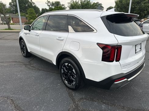 Used 2024 Kia Sorento S image 10