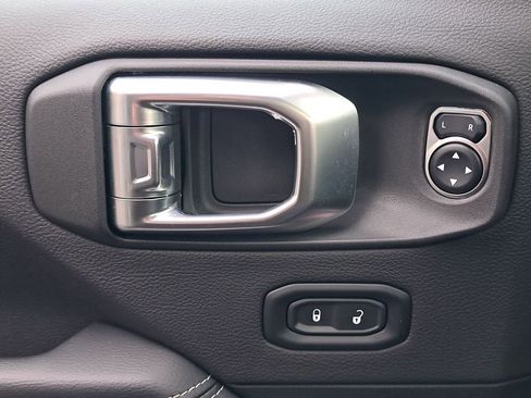 Used 2023 Jeep Gladiator Overland w/ Cold Weather Group image 26