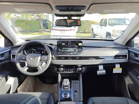 New 2025 Mitsubishi Outlander SE image 23