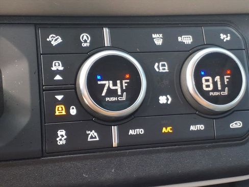 Used 2020 Land Rover Defender 110 First Edition image 7