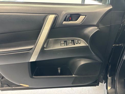 Used 2012 Toyota Highlander SE w/ Tow Pkg image 18