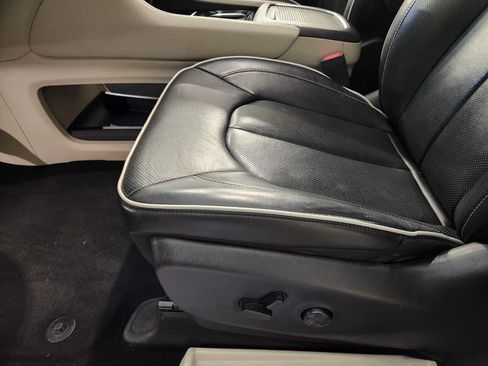 Used 2023 Chrysler Pacifica Limited FWD image 25