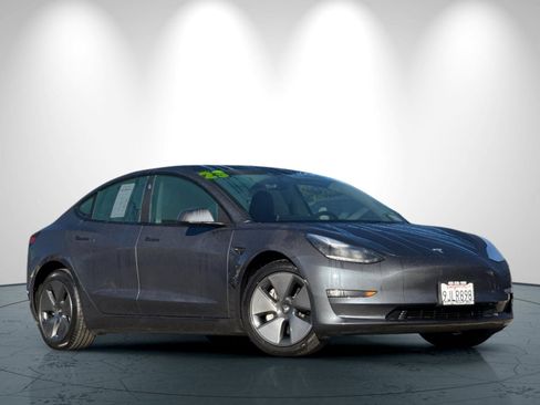Used 2023 Tesla Model 3 Standard Range image 2