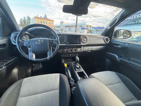 Used 2020 Toyota Tacoma TRD Off-Road w/ Technology Package image 11