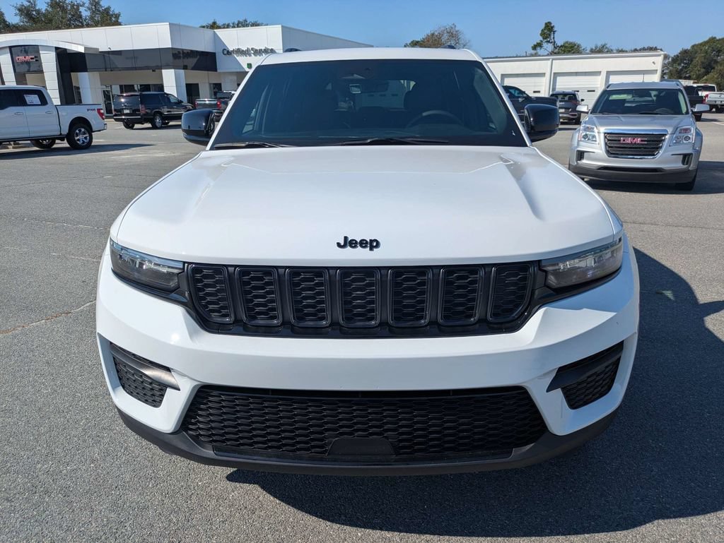Used 2025 Jeep Grand Cherokee Altitude RWD image 9