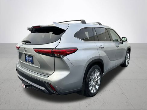 Used 2021 Toyota Highlander Limited image 7
