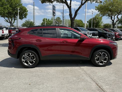 Used 2024 Chevrolet Trax LT w/ LT Convenience Package image 3