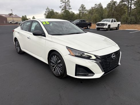 Used 2025 Nissan Altima 2.5 SV FWD image 2