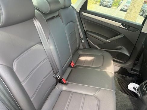 Certified 2022 Volkswagen Passat 2.0T SE FWD image 17
