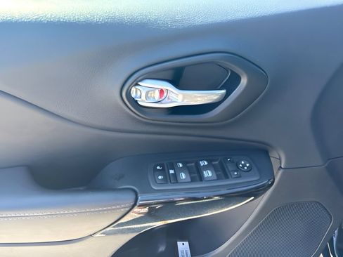 Used 2023 Jeep Cherokee Altitude Lux AWD/4WD image 18