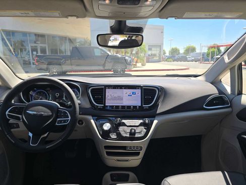 Used 2024 Chrysler Pacifica Touring-L FWD image 19