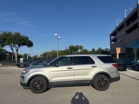 Used 2018 Ford Explorer FWD image 2