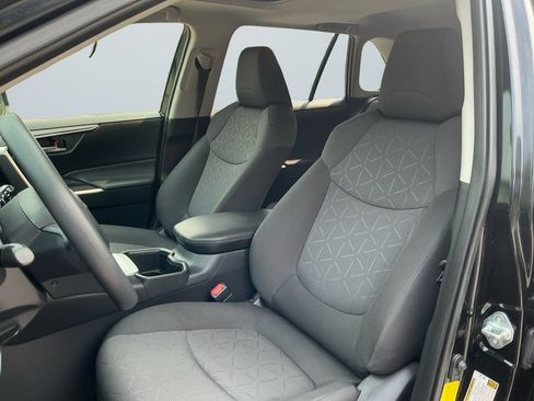 Used 2022 Toyota RAV4 XLE AWD/4WD image 10