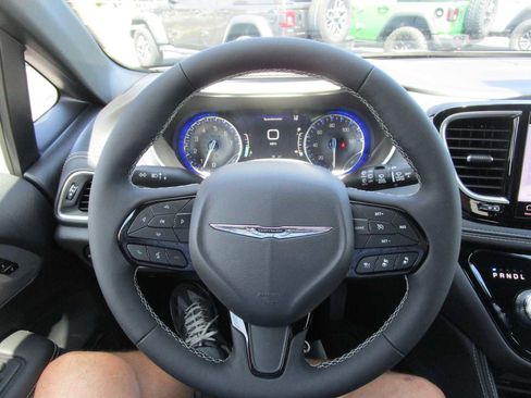 New 2026 Chrysler Pacifica Limited w/ Uconnect Theater Family Group AWD/4WD image 40