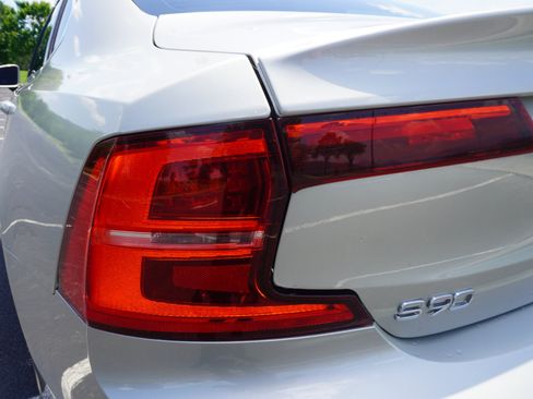 Used 2018 Volvo S90 T6 Momentum w/ Convenience Package image 11