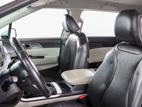 Used 2023 Kia Carnival LX FWD image 23