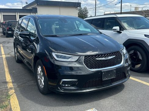 Used 2024 Chrysler Pacifica Touring-L FWD image 2