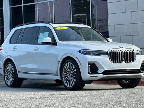 Used 2022 BMW X7 xDrive40i w/ Premium Package image 2